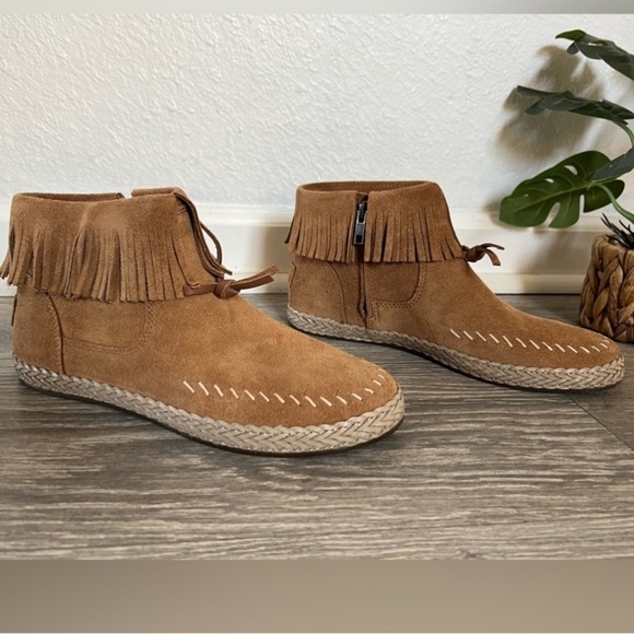 Ugg kennadi fringe moccasin boots in camel. NWT! Size 7 - Picture 2 of 9